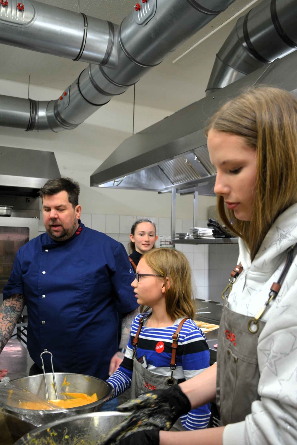 Girls'Day Teilnehmerinnen bei der Vorbereitung des Mittagessens