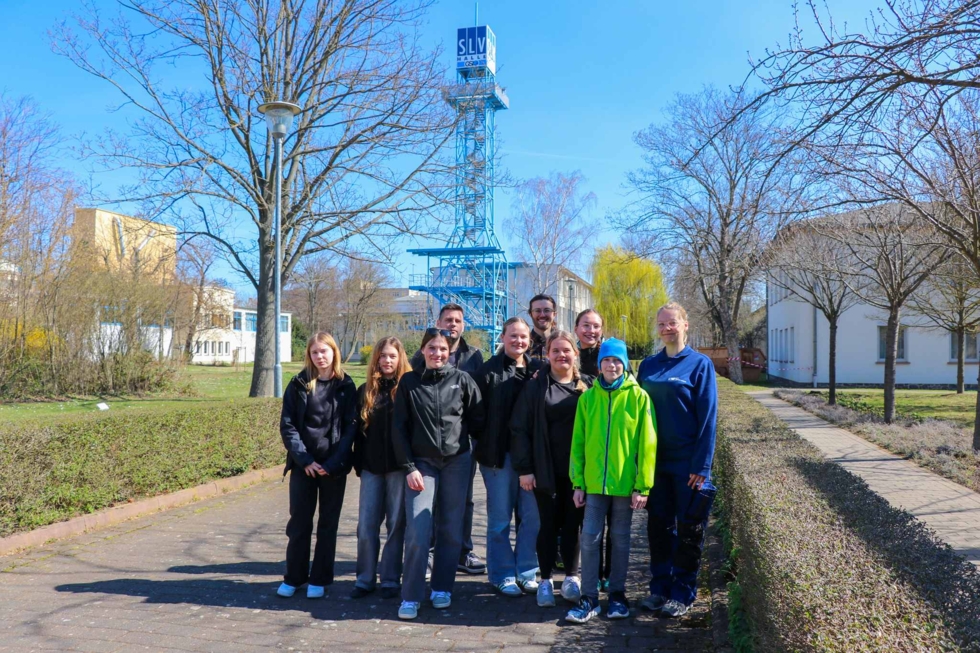 Girls' Day-Teilnehmerinnen und Mitarbeitende stehen draußen vor einem Turm