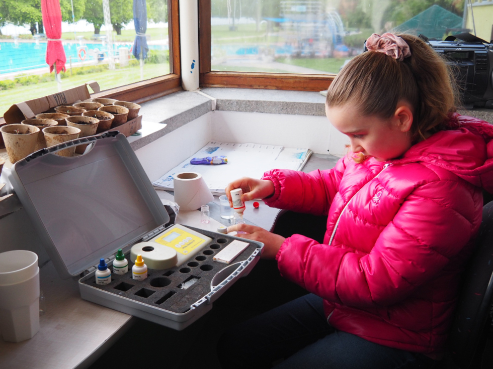 Girls'Day-Teilnehmerin bearbeitet Wasserproben