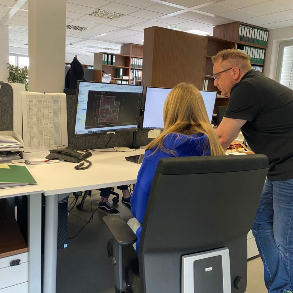 Girls'Day Teilnehmerin bekommt einen Raumplan am PC erklärt