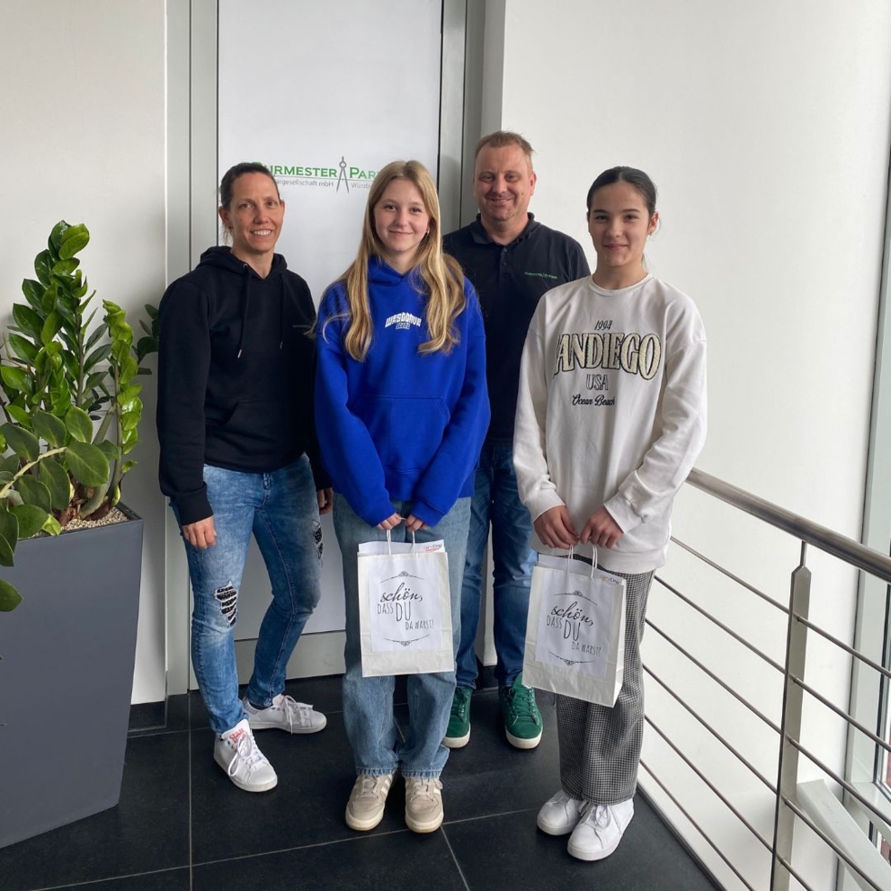 Girls'Day Teilnehmerinnen mit den Begleitpersonen von Burmester & Partner