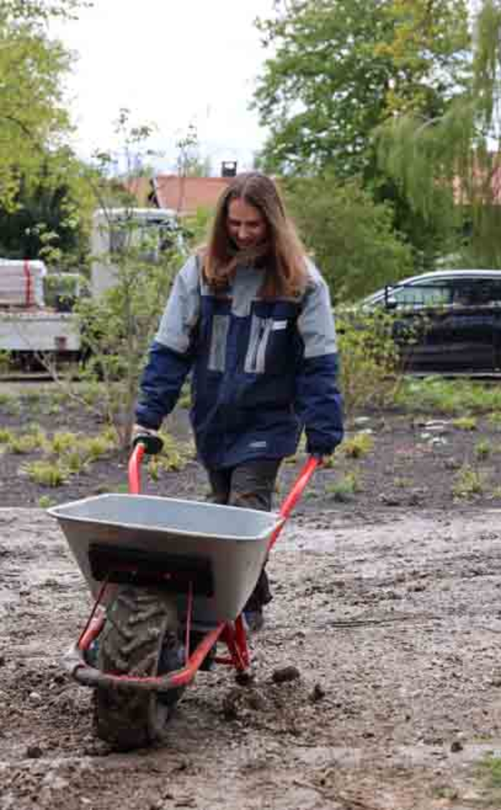 Girls'Day-Teilnehmerinnen mit Schubkarre