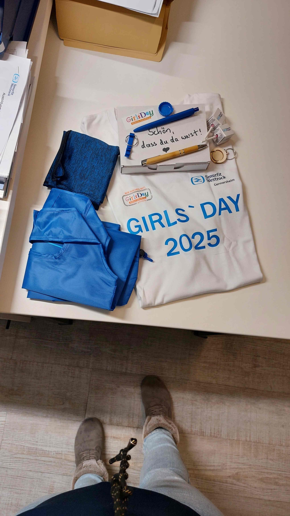 T-Shirt mit Girls'Day-Aufdruck und Zettel: Schön, dass du da warst