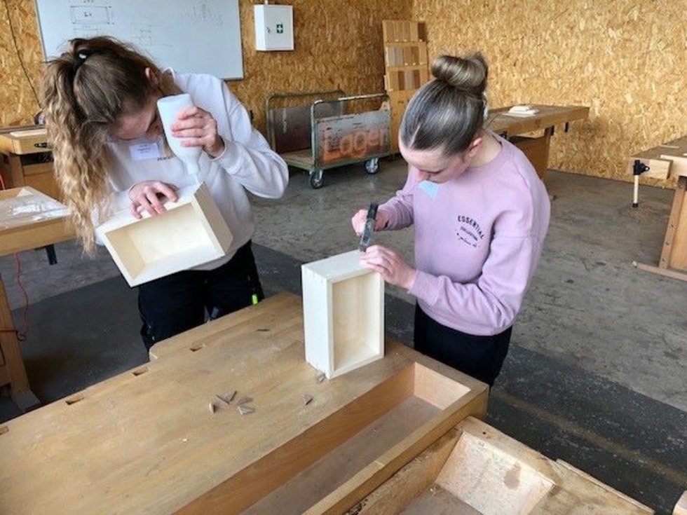 Girls'Day-Teilnehmerinnen beim Leimen und Schleifen