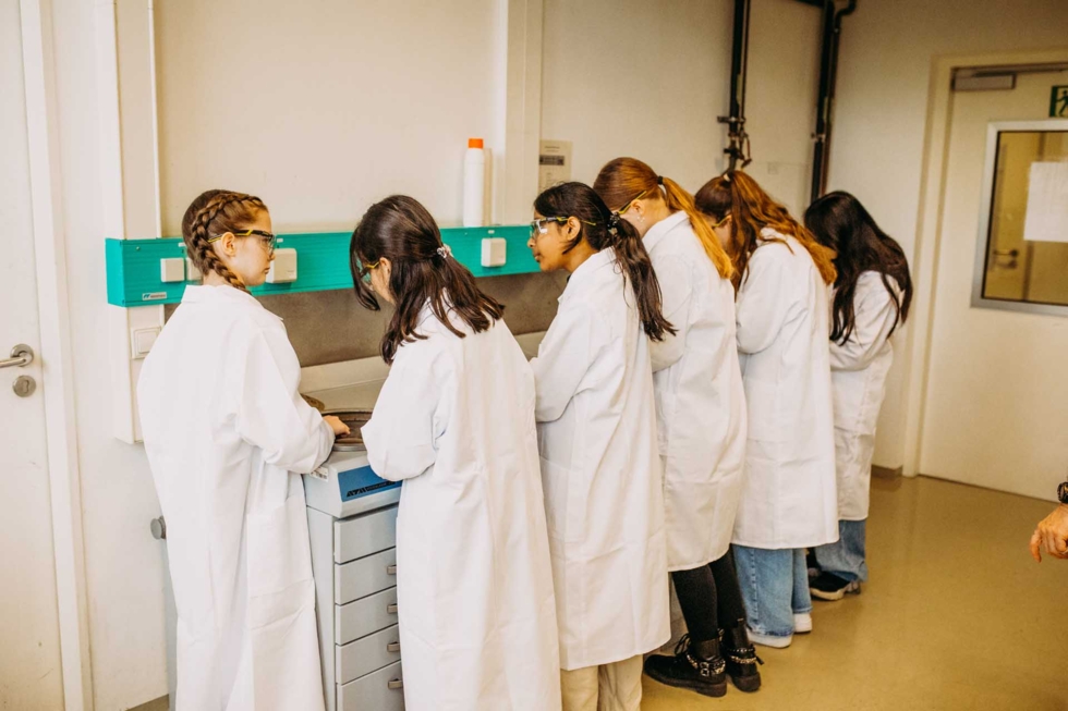 Girls'Day Teilnehmende im Labor