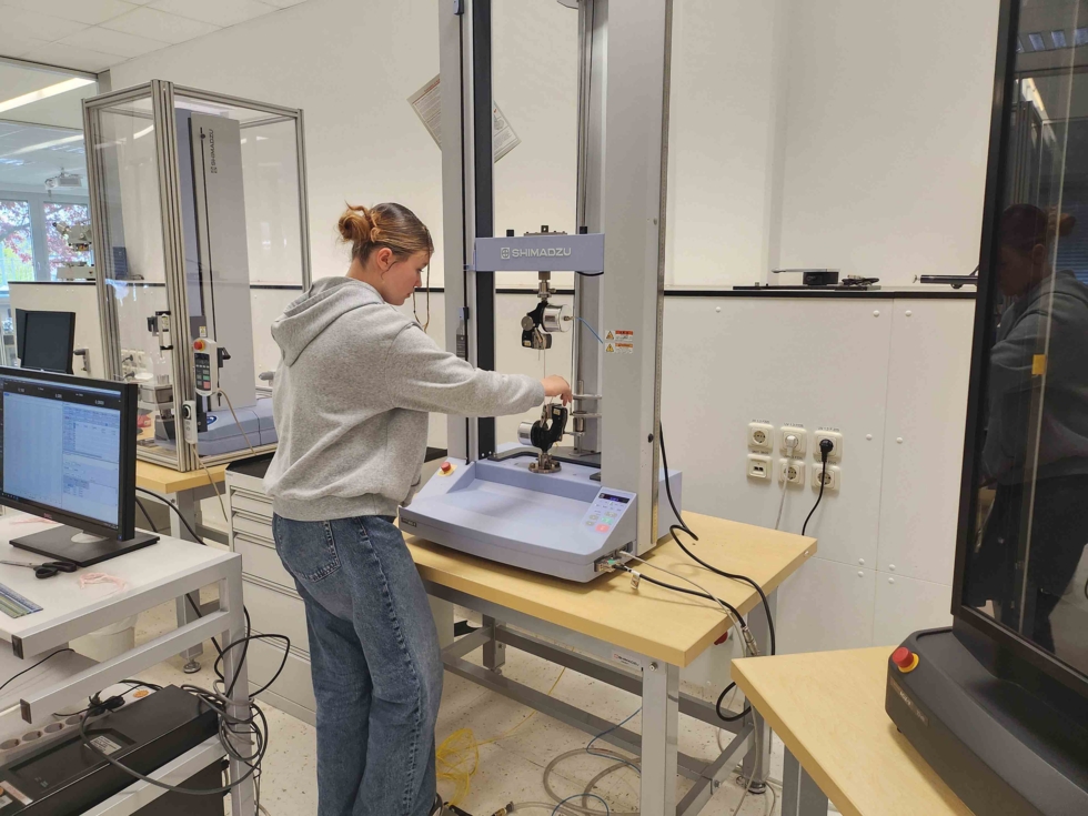 Girls'Day-Teilnehmerin an Maschine