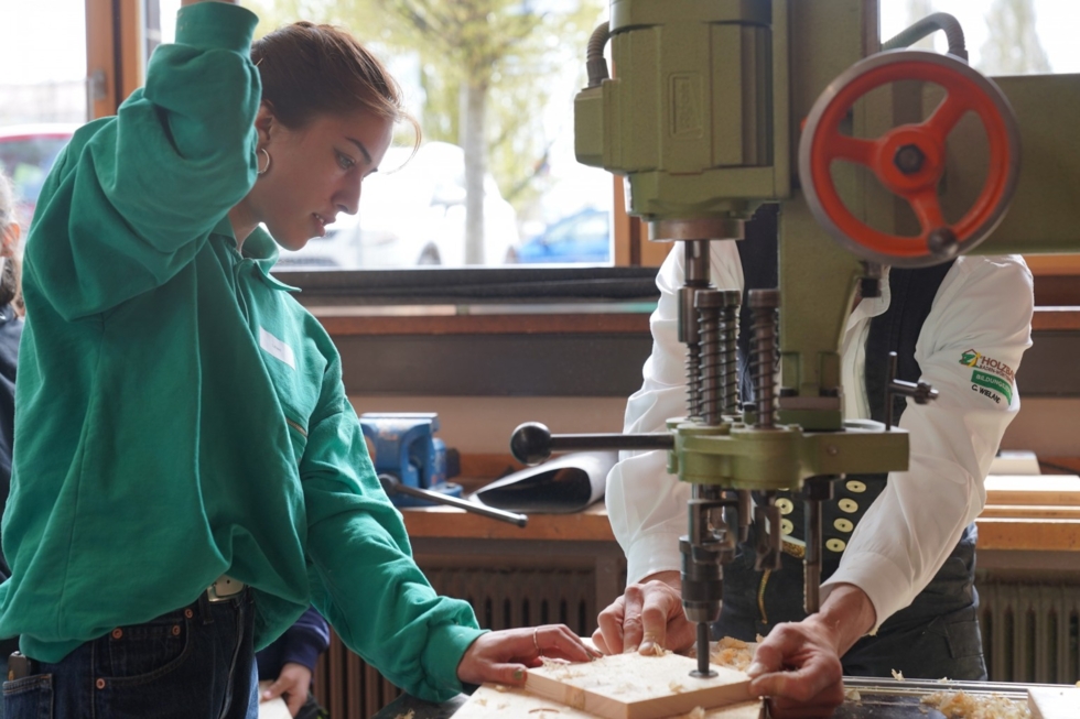 Girls'Day-Teilnehmerin an einer Standbohrmaschine