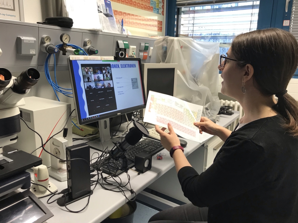 Wissenschaftlerin vor Computer