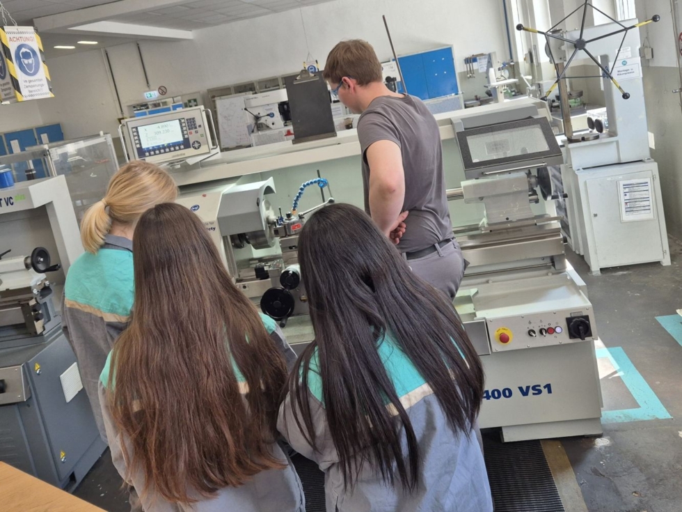 Girls' Day Teilnehmerinnen in einer Werkstatt