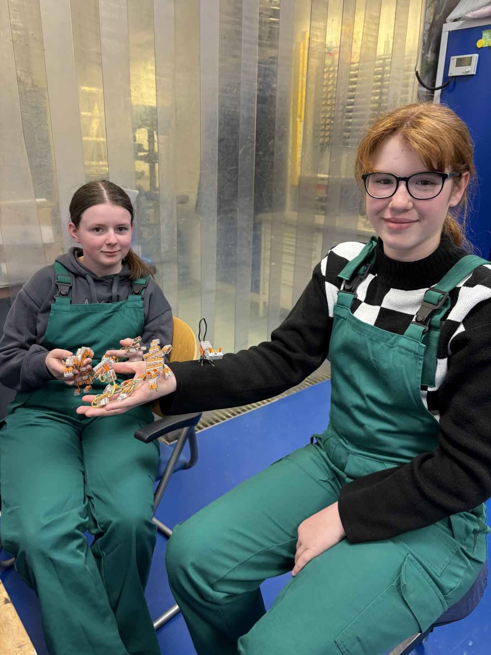 Girls'Day Teilnehmerinnen mit ihren selbstgebauten Tieren aus Elektronik