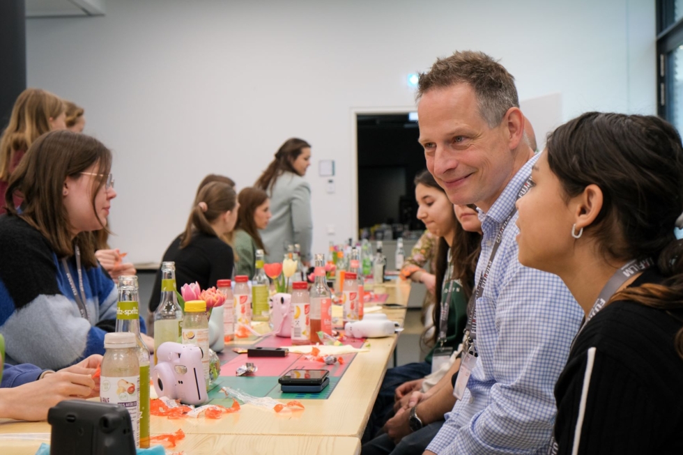 Girls'Day Teilnehmerinnen sitzen am Tisch