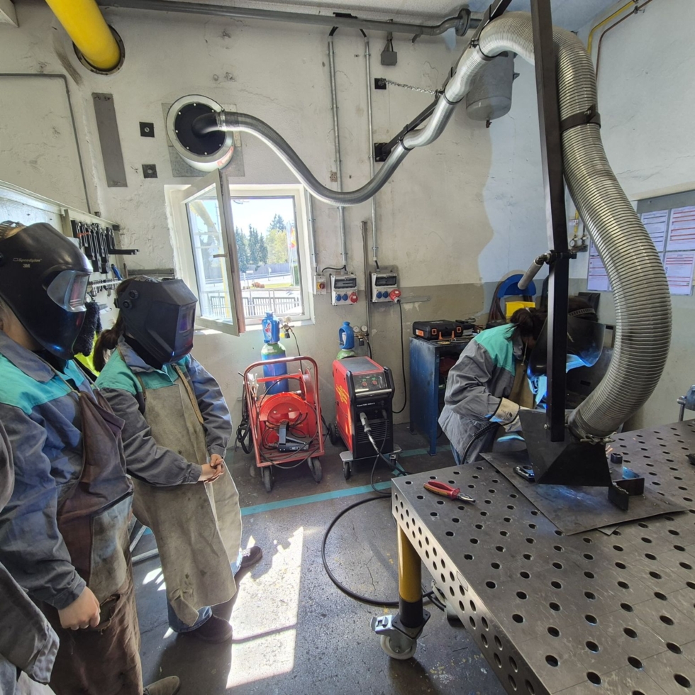 Girls' Day Teilnehmerinnen in einer Werkstatt