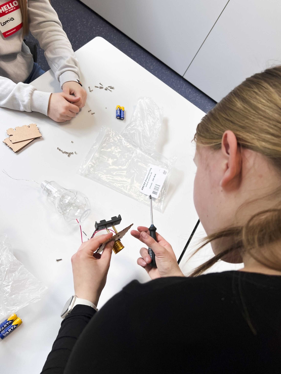 Girls'Day Teilnehmerin beim zusammensetzen von Elektroteilen