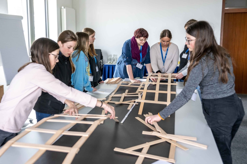 Girls'Day-Teilnehmerinnen bauen eine Brücke