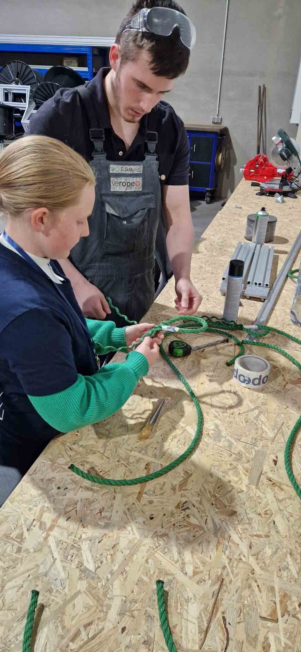 Girls'Day-Teilnehmerin mit Mitarbeiter an der Werkbank
