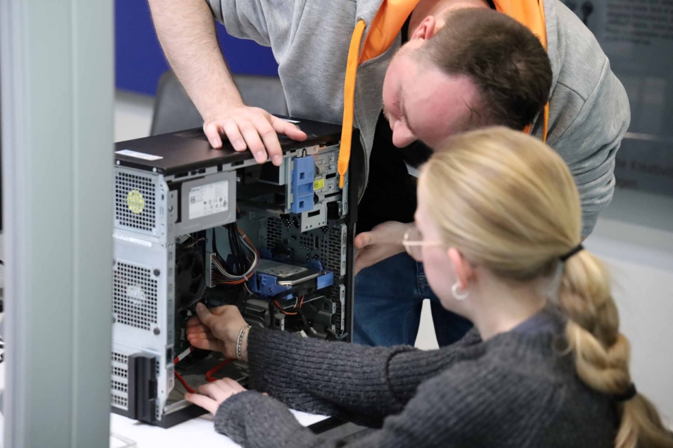 Girls'Day Teilnehmerin arbeitet an der Hardware eines Rechners