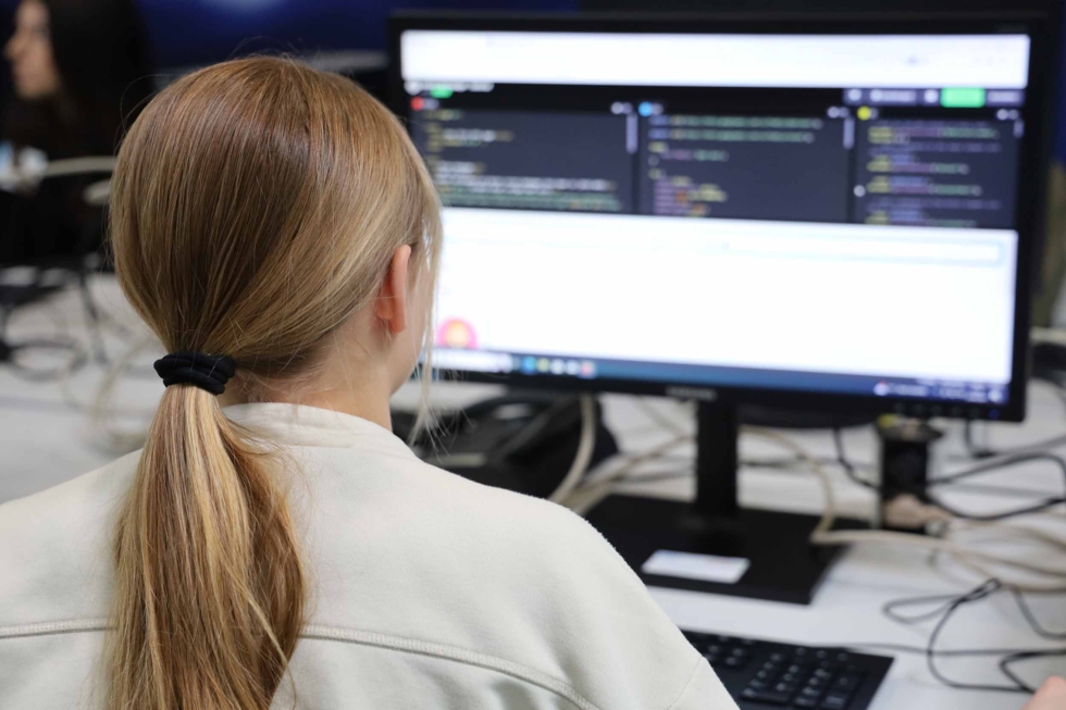 Girls'Day Teilnehmerin programmiert am Computer