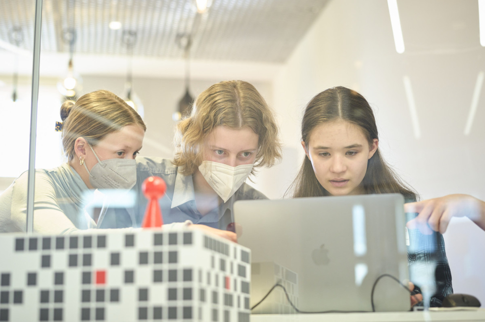 Drei Mädchen vor einem Computer