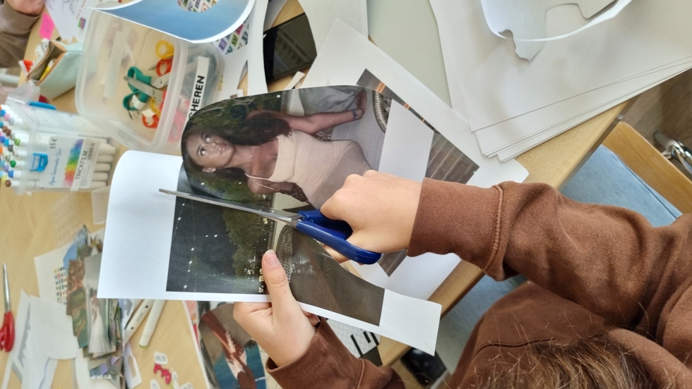 Girls'Day Teilnehmerin bei der Vorbereitung für einen Stop-Motion Film