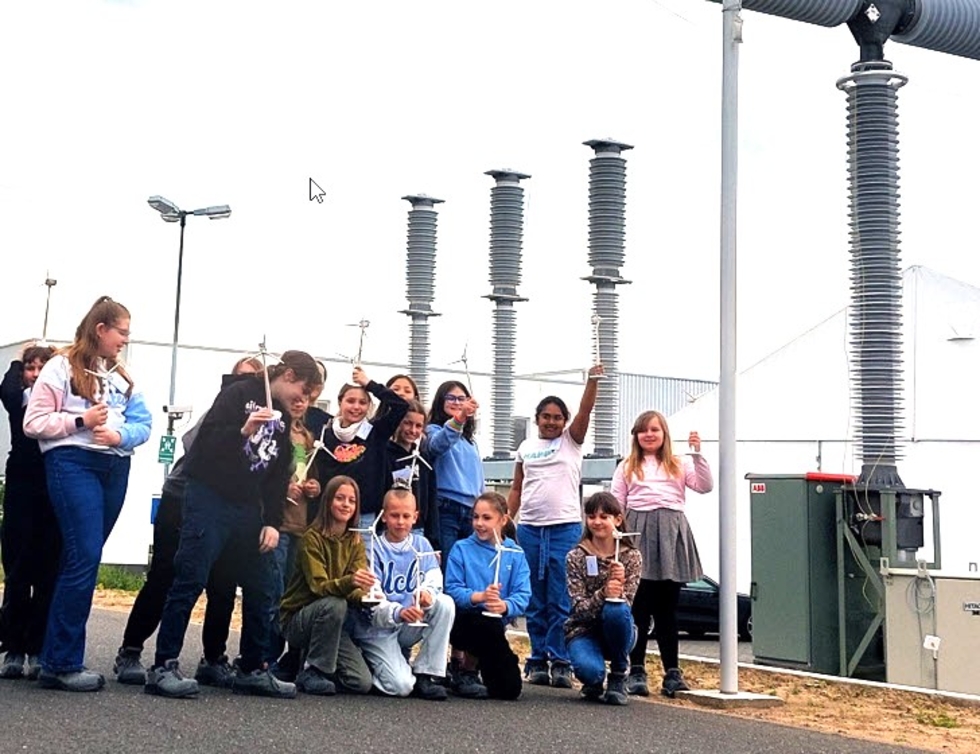 Gruppenbild der Girls'Day-Teilnehmerinnen bei Hitachi Energy