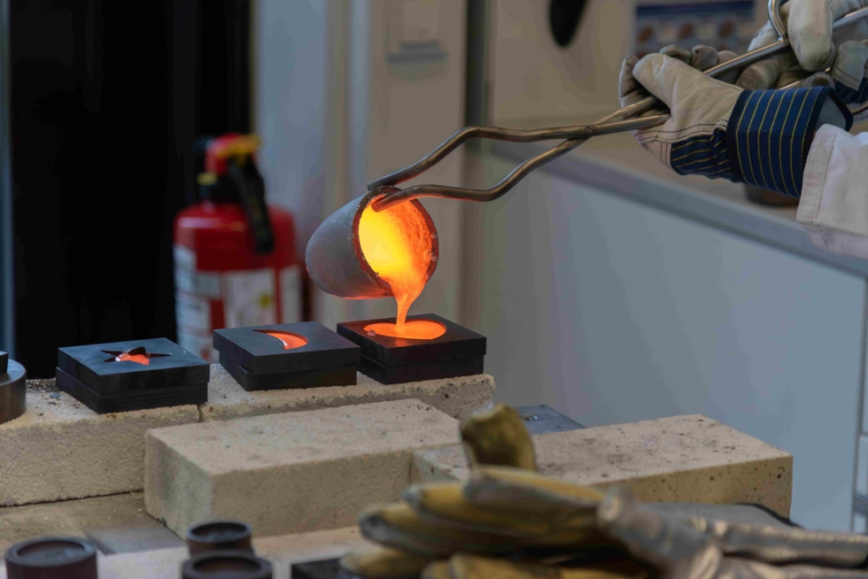 Heißes Metall wird in eine Herzform gegossen