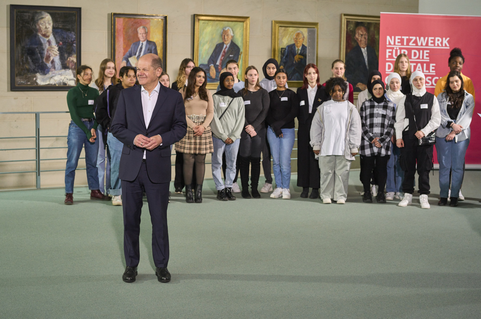 Gruppenbild mit Bundeskanzler Olaf Scholz