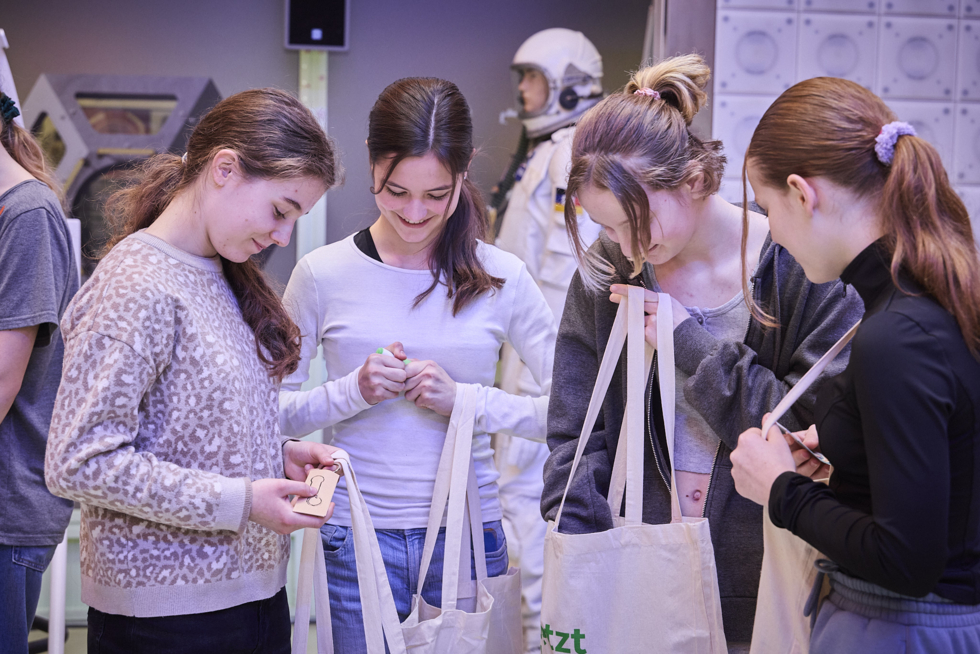 Die Girls'Day-Teilnehmerinnen mit Taschen und kleinen Geschenken