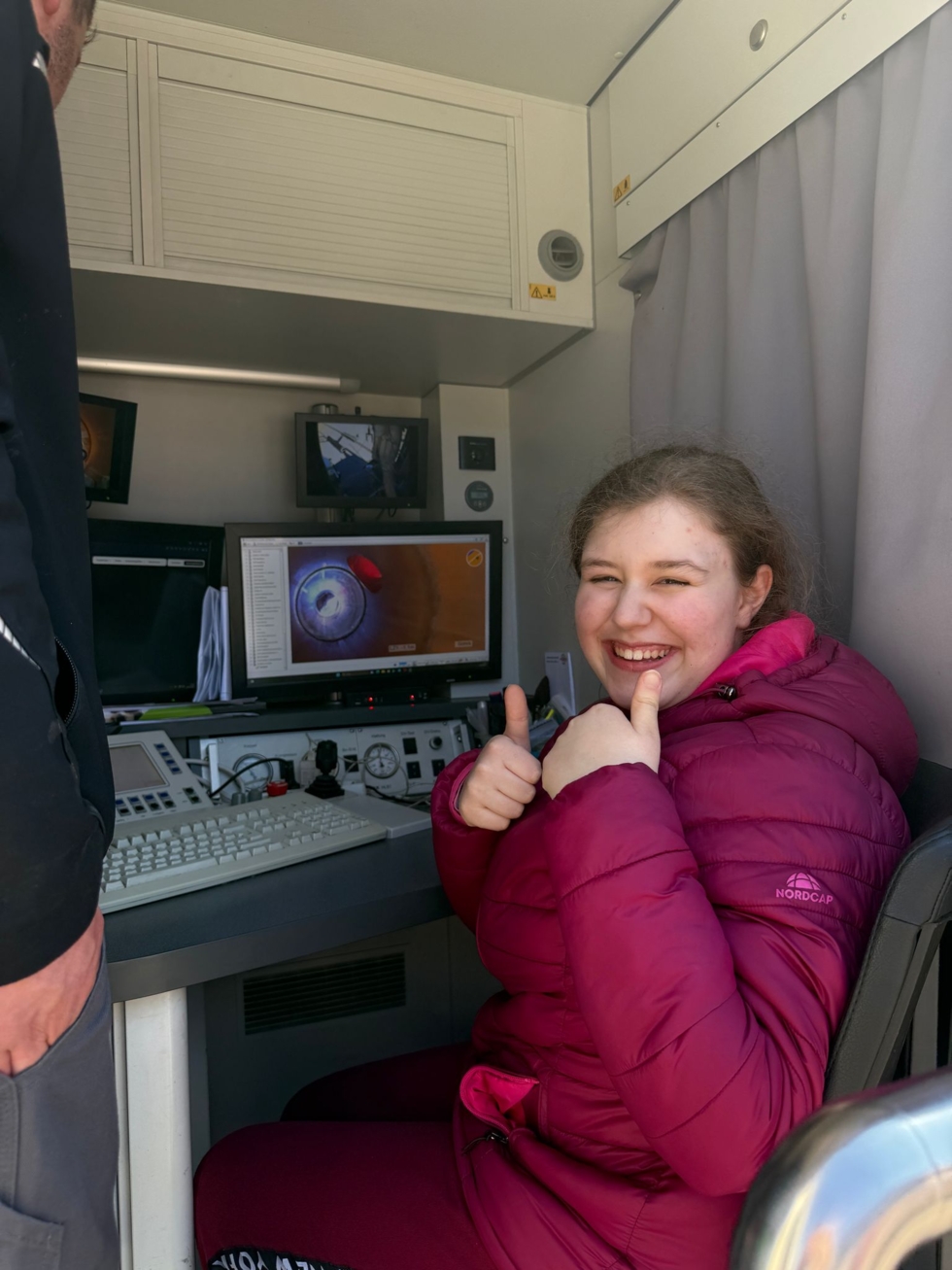 Girls'Day-Teilnehmerin bei Kanalinspektion