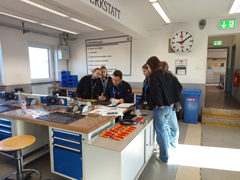 Girls'Day-Teilnehmerinnen in Werkstatt