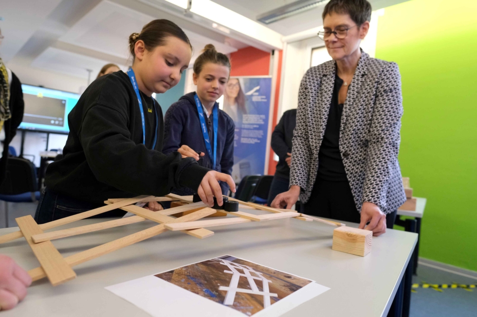Girls'Day-Teilnehmerinnen bauen eine Leonardobrücke