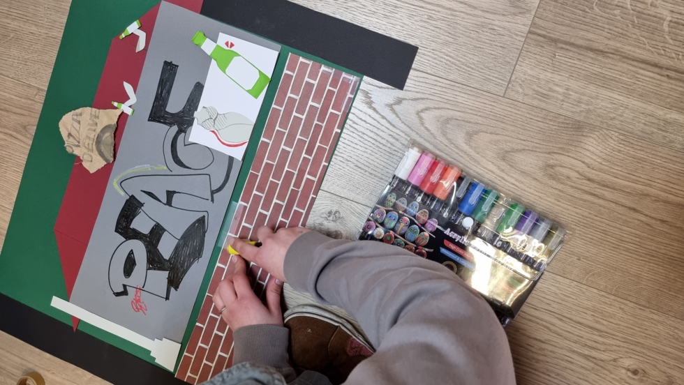Girls'Day Teilnehmerin bei der Vorbereitung für einen Stop-Motion Film