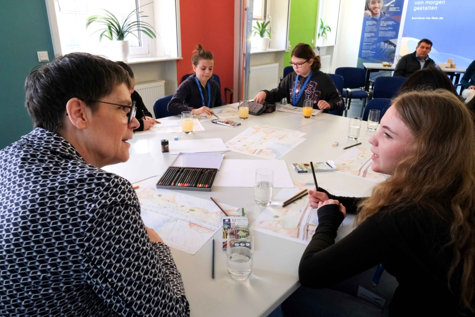 Girls'Day-Teilnehmerinnen planen am Schreibtisch eine Leonardobrücke
