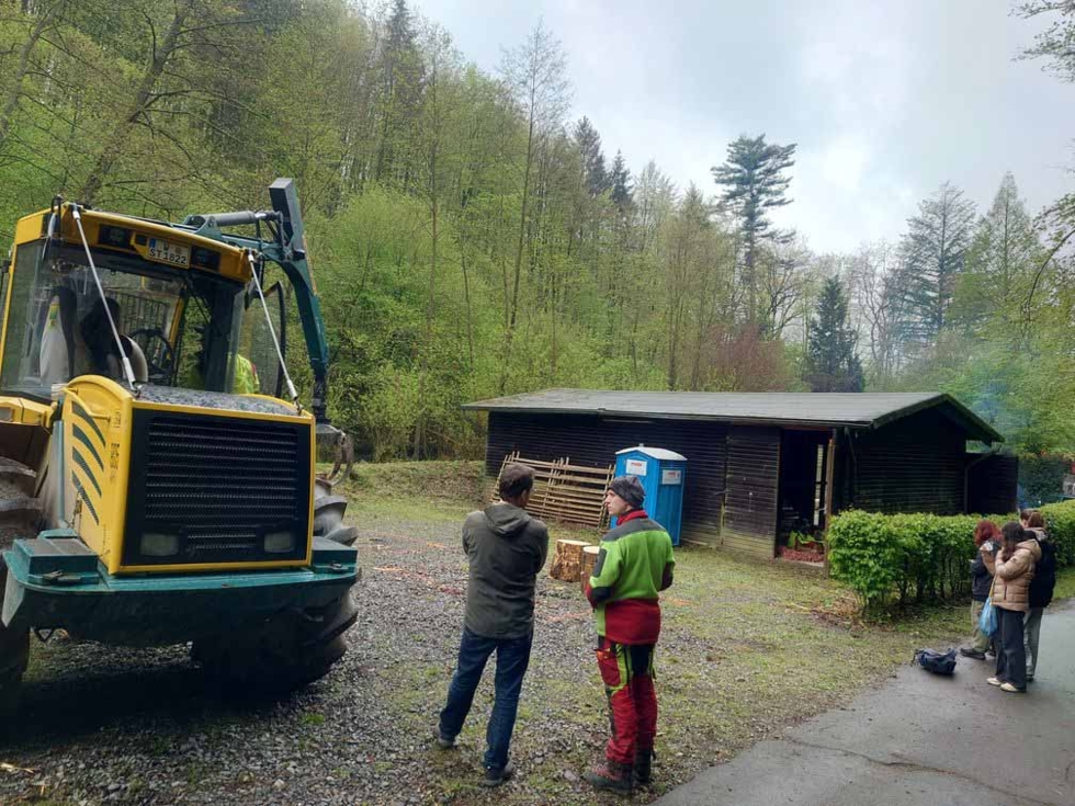 Girls'Day Teilnehmerinnen vor einem Blockhaus im Wald