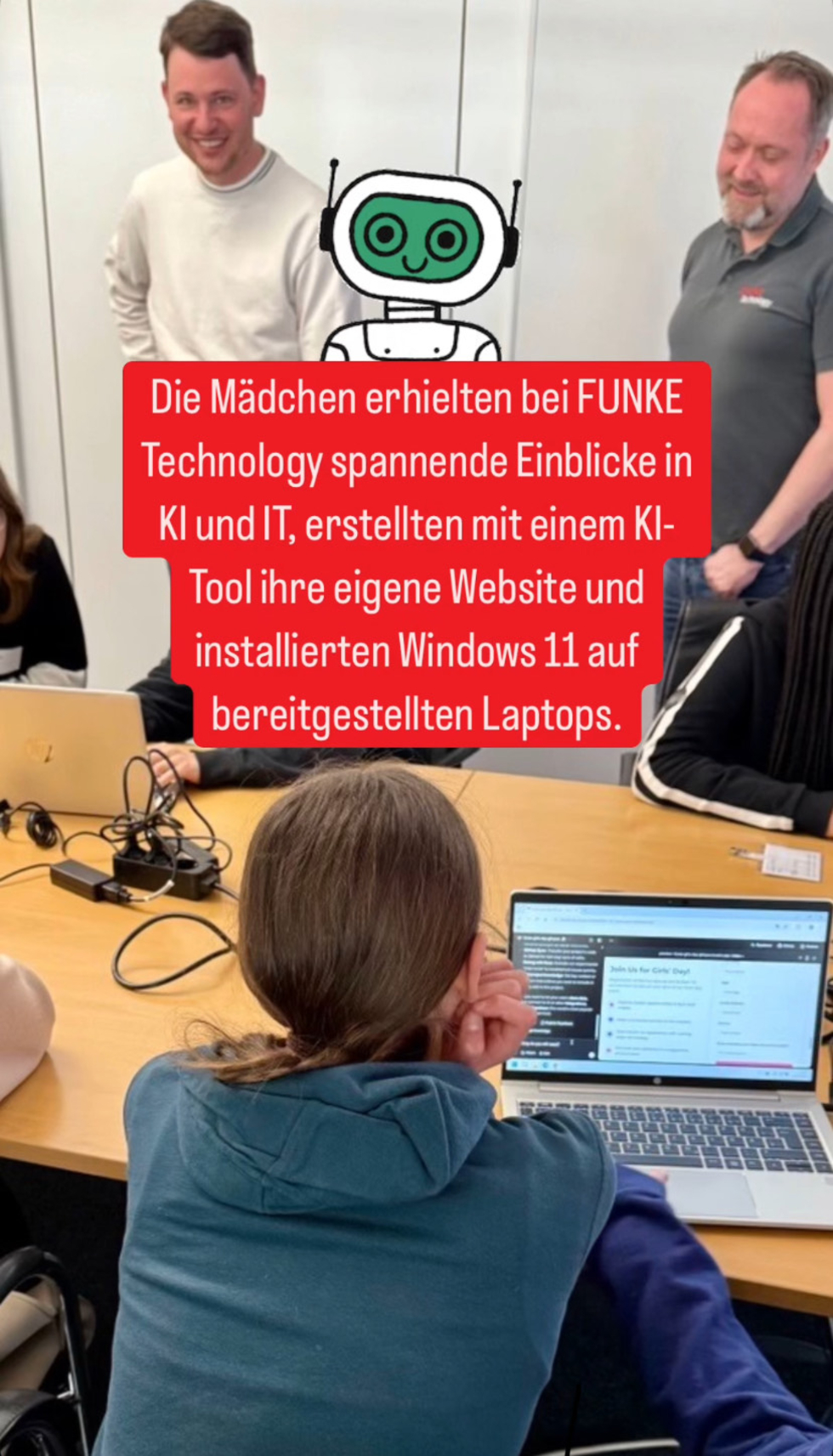 Girls'Day-Teilnehmerinnen mit Warnwesten von hinten fotografiert vor einem Computer