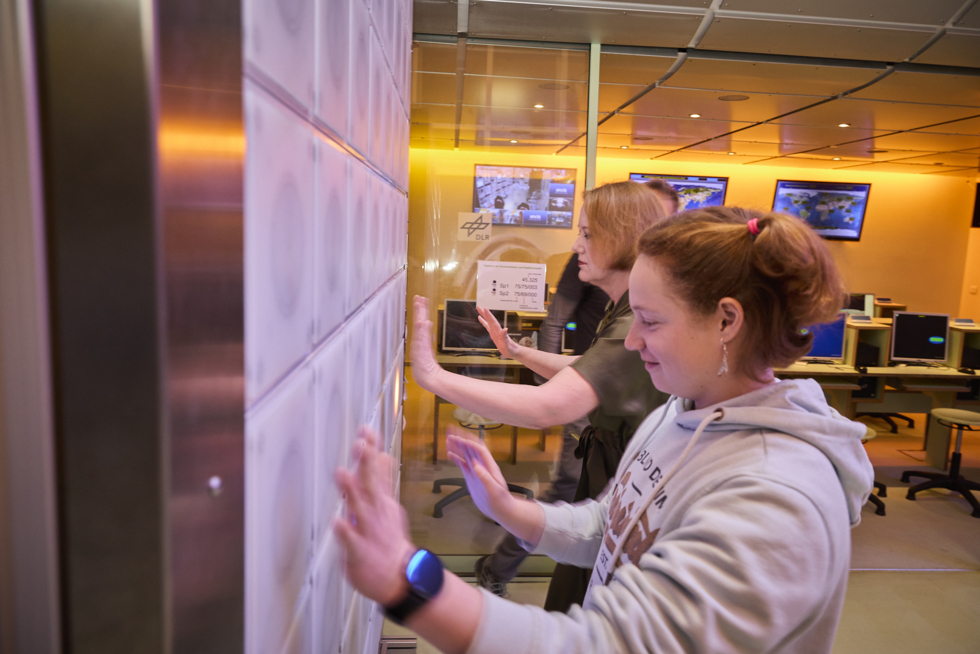 Eine Girls'Day-Teilnehmerin und Lisa Paus an der interaktiven Reaktionswand TWALL